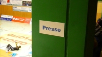Verwaiste Pressebox beim Pokalkrimi
